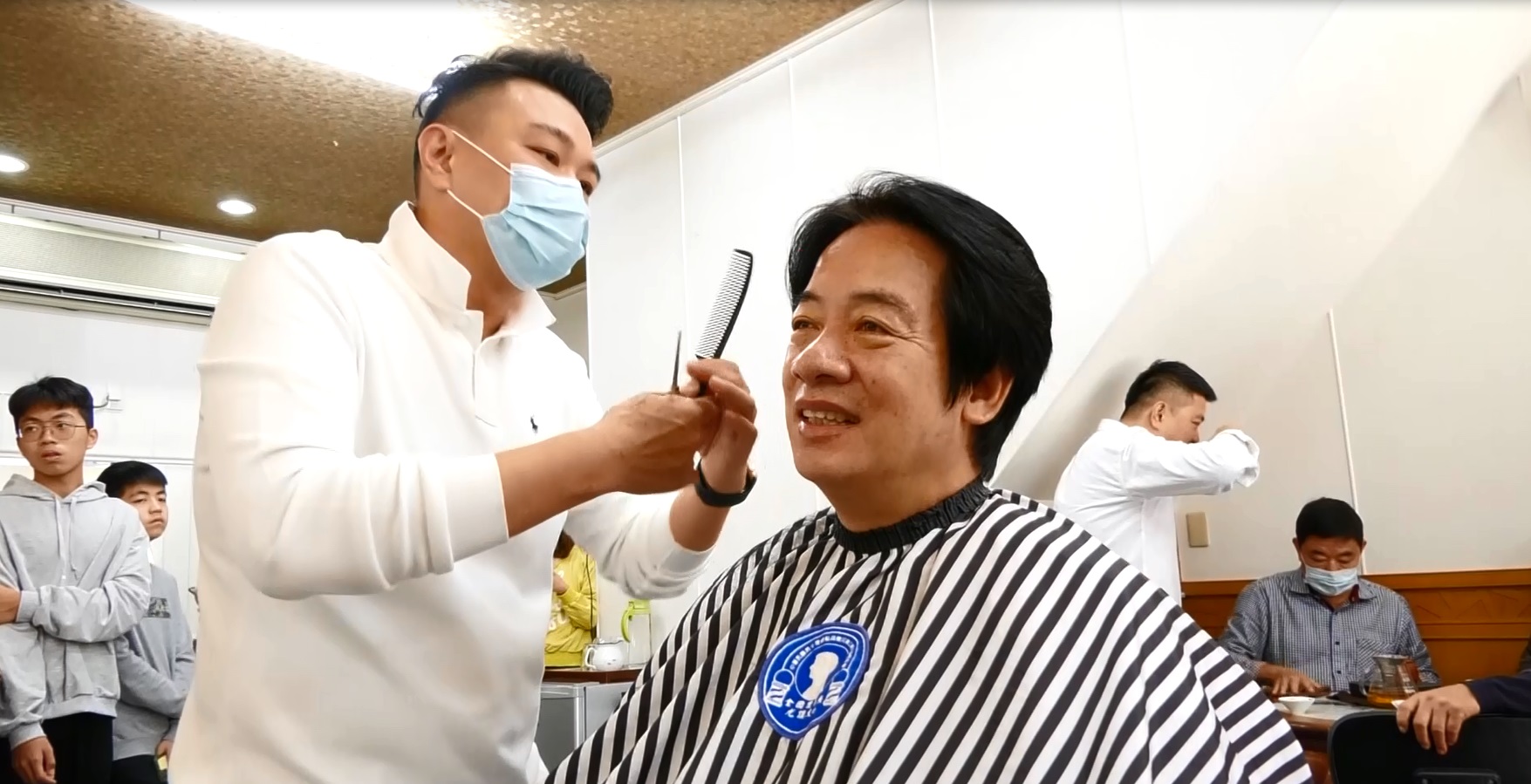 副總統賴清德日前回到台南，前往位於南區的「小鬍子理髮廳」，進行頭髮修剪。(總統府提供)