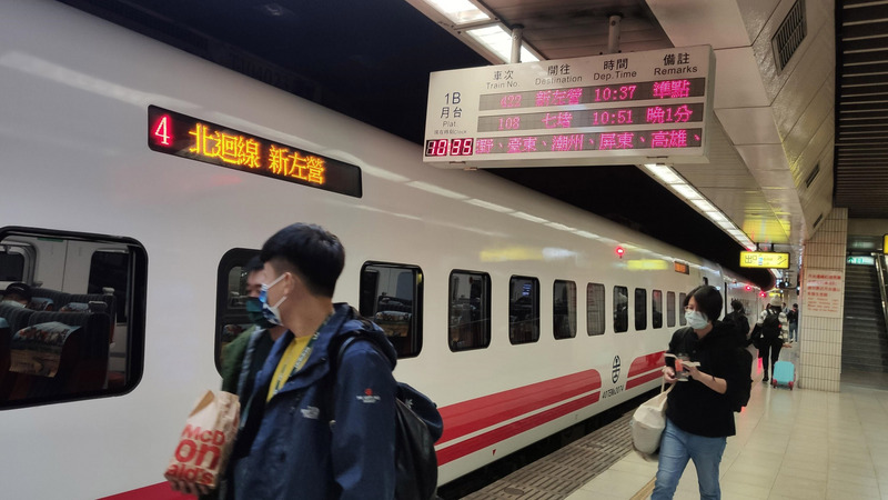 台鐵422列車繞行半個台灣台北到高雄多一種選擇，南迴鐵路電氣化後台鐵422班車從樹林出發繞行北迴線、南迴線從東部跨越中央山脈尾端到高雄。 (圖：中央社)
