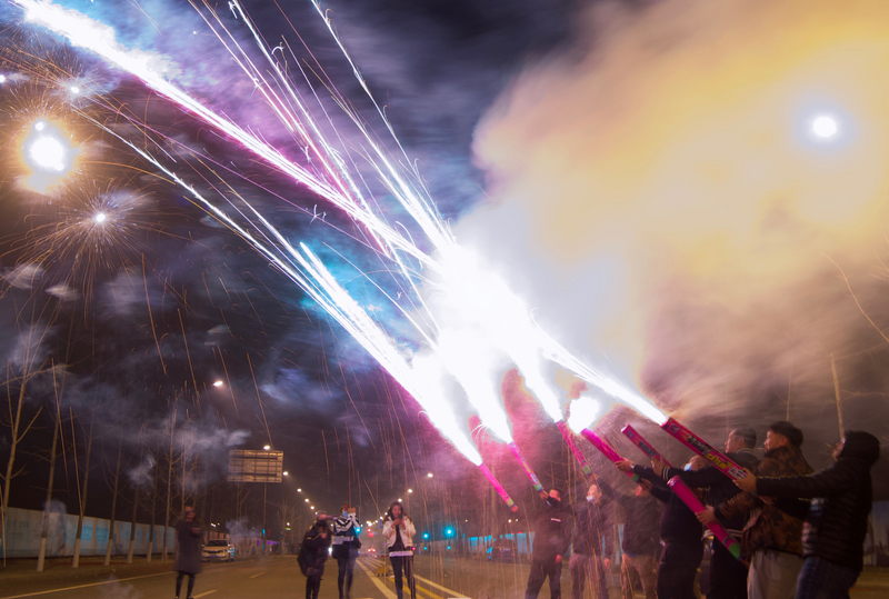 圖為北京市民燃放煙火慶祝新年。（中新社提供）(資料照片/CNA)