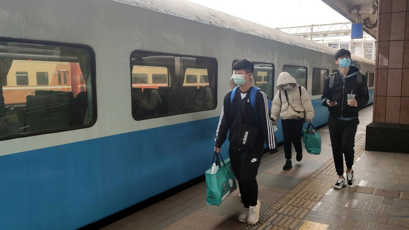 台鐵老舊的列車自強號EMU1200型(俗稱紅斑馬)及復興號將退役，陸續在3月底開出末班車，台鐵將舉辦兌換紀念票卡及發行紀念套票。(圖：中央社)