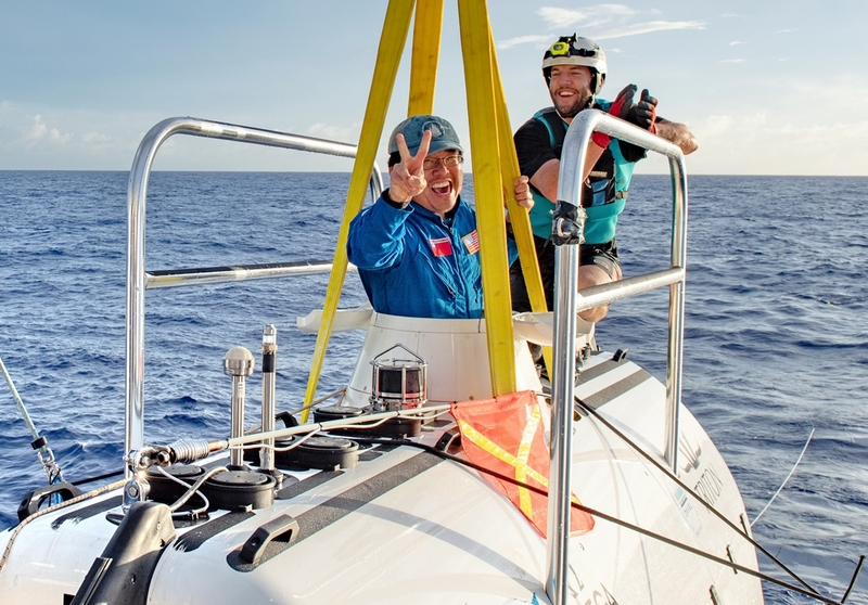 海洋研究學者林穎聰（前）公元2020年受邀搭小型深海潛艇，潛入太平洋馬里亞納海溝最深處「挑戰者深淵」（Challenger Deep）探險，為台灣和亞裔第一人，也是10.9公里最深海底第12名人類訪客。（Mike Moore攝影；林穎聰提供） (圖：中央社)