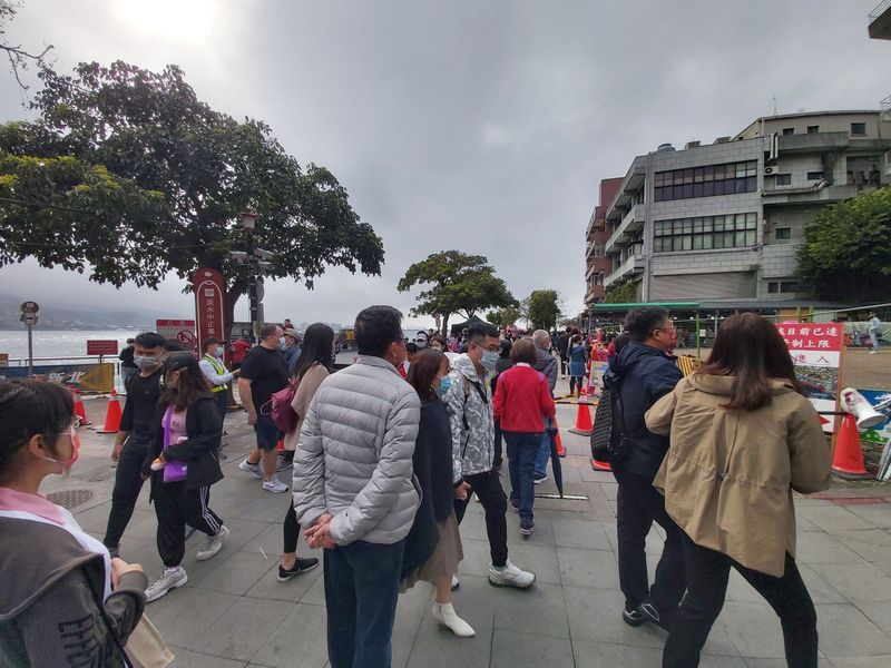 春節期間台灣隨處可見民眾闔家外出走春，令在台港生感觸良多，不知何時能再與家人朋友相見。圖為大年初三新北市八里左岸和淡水金色水岸人潮。（新北市政府高灘地工程管理處提供／中央社)