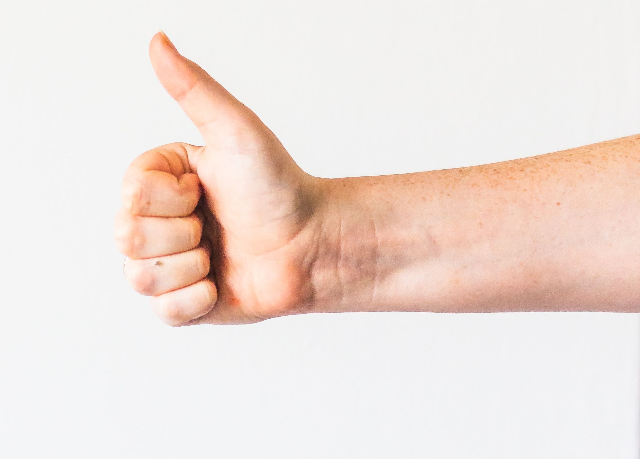 全世界不分語言，幾乎都以大姆指比「讚」。不過，不要小看一根大姆指，它是帶動人類文化發展的一項重大利器。(Unsplash圖庫)