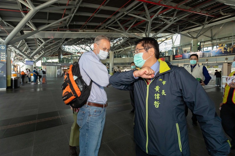 美國在台協會台北辦事處長酈英傑（左）、台南市長黃偉哲（右）16日在高鐵台南站巧遇。（台南市政府提供）
