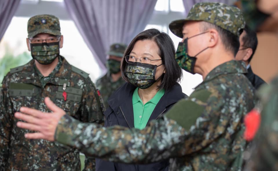 路透社報導，中國間諜透過滲透國軍退役、現役高階將領，企圖製造不忠誠勢力與取得機密資訊，嚴重破壞台灣國防安全。圖為蔡英文總統視察國軍部隊。(圖：蔡英文臉書)