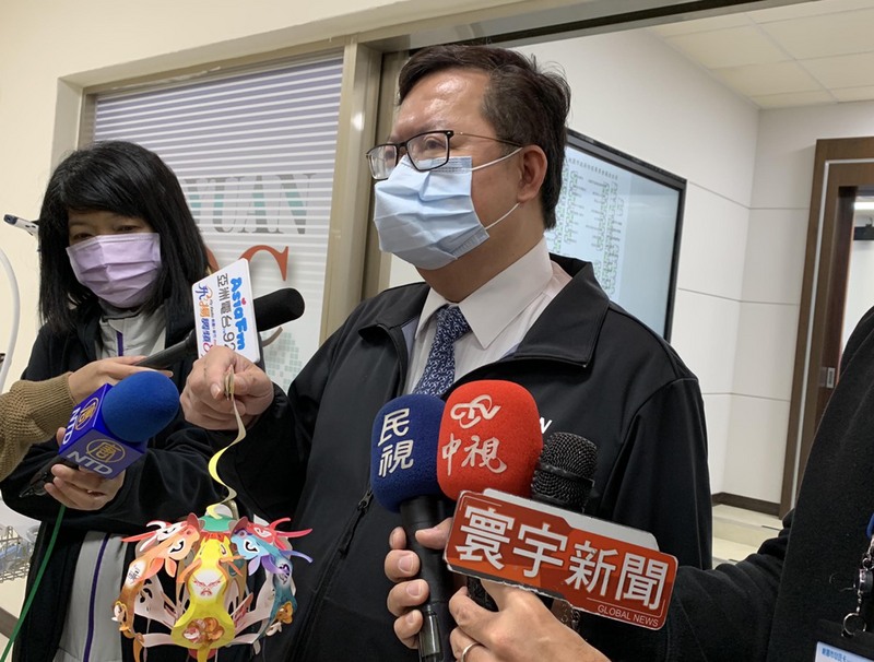桃園醫院群聚案告一段落，桃園市長鄭文燦（右）17日主持防疫專案會議後受訪表示，若中央流行疫情指揮中心專家實地勘查後，確定桃園醫院的分艙分流、實名制登記的電子化等作業都可以完成，19日他將會出席重新營運的典禮。 (圖：中央社)
