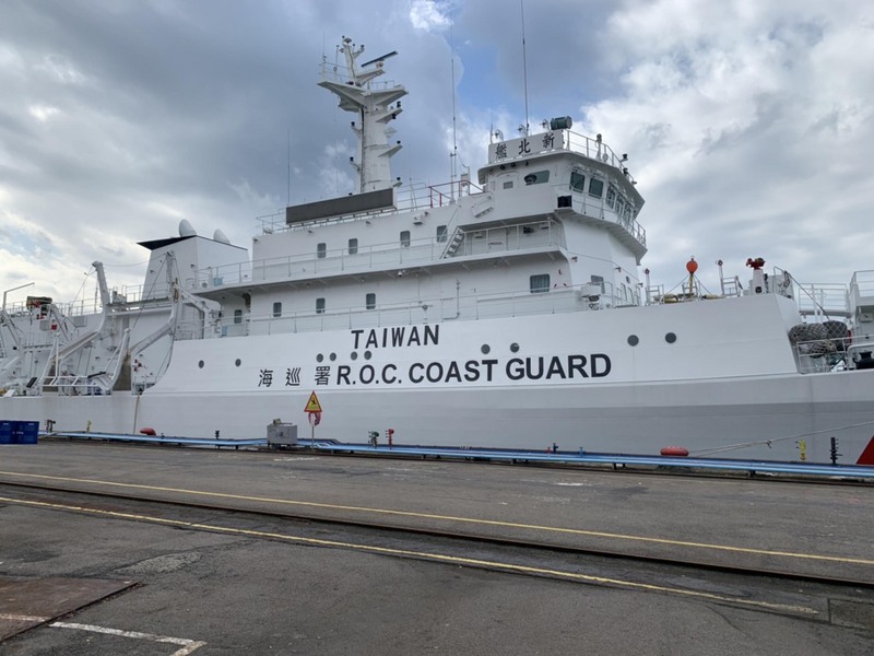 海巡艦船艇除執行遠洋巡護，範圍延伸至外海，為讓各國漁船及艦艇可辨識台灣海巡艦艇及提升海上執法識別度，規劃在艦船艇舷側「R.O.C. COAST GUARD」上方新增「TAIWAN」字樣。圖為新北艦。（海巡署提供）
