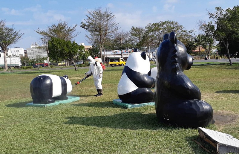 春節連假台東湧入逾百萬人次遊客及返鄉人潮，17日上班日台東縣政府立即展開4天的全縣大消毒，尤其是熱門景點和學校。 (圖：中央社)