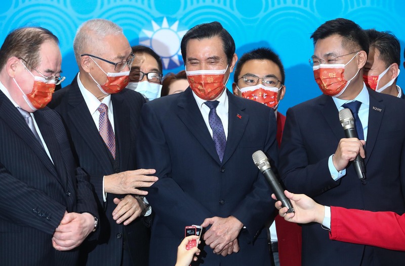 國民黨17日舉行新春團拜，黨主席江啟臣（前右起）與前總統馬英九、前副總統吳敦義、祕書長李乾龍等黨內要角齊聚，彼此互動引關注。 (圖：中央社)