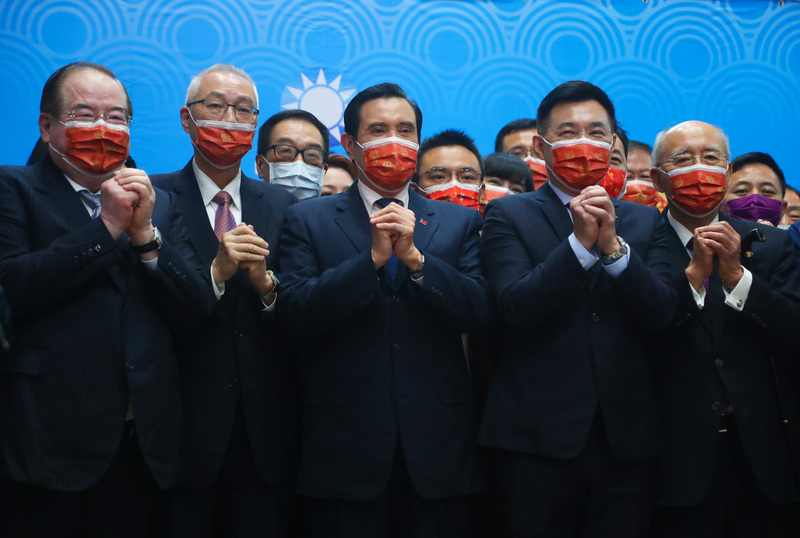 國民黨17日舉行新春團拜，黨主席江啟臣（前右2）與前總統馬英九（前中）、前副總統吳敦義（前左2）、前主席吳伯雄（前右）、祕書長李乾龍（前左）等黨內要角齊聚，拱手向民眾拜年。 (圖：中央社)