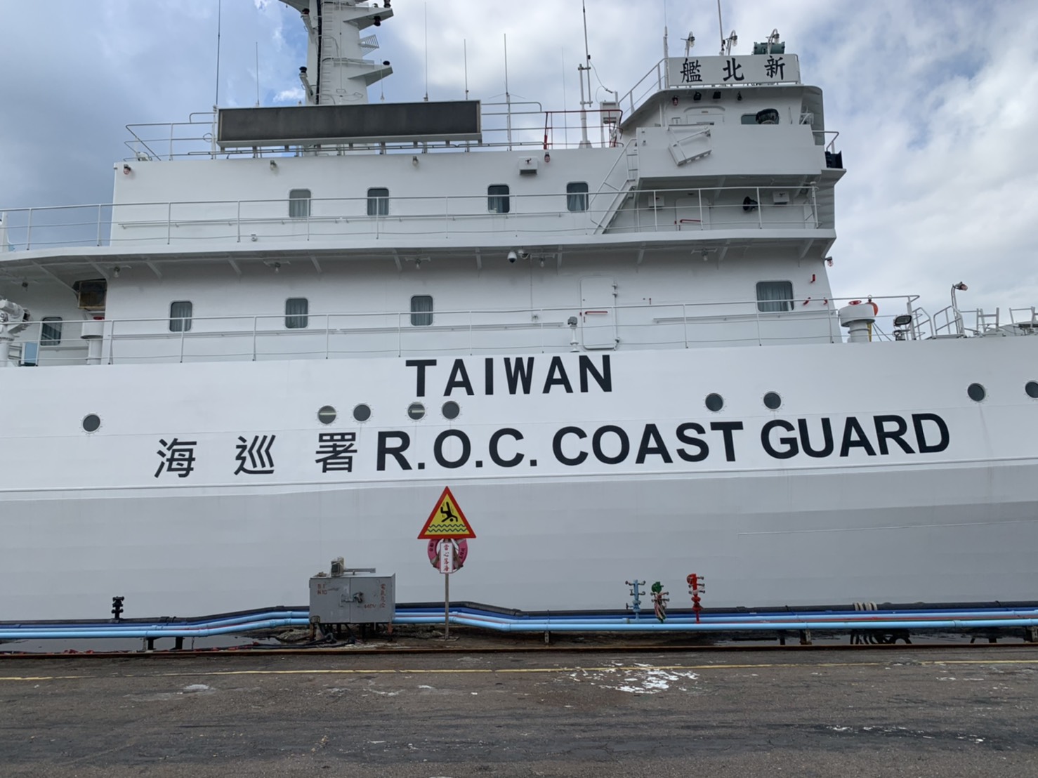 海巡署公布艦艇新塗裝，加上「TAIWAN」字樣，以便執法時加強國際辨識度。圖為新北艦更新後的塗裝。(海巡署提供)