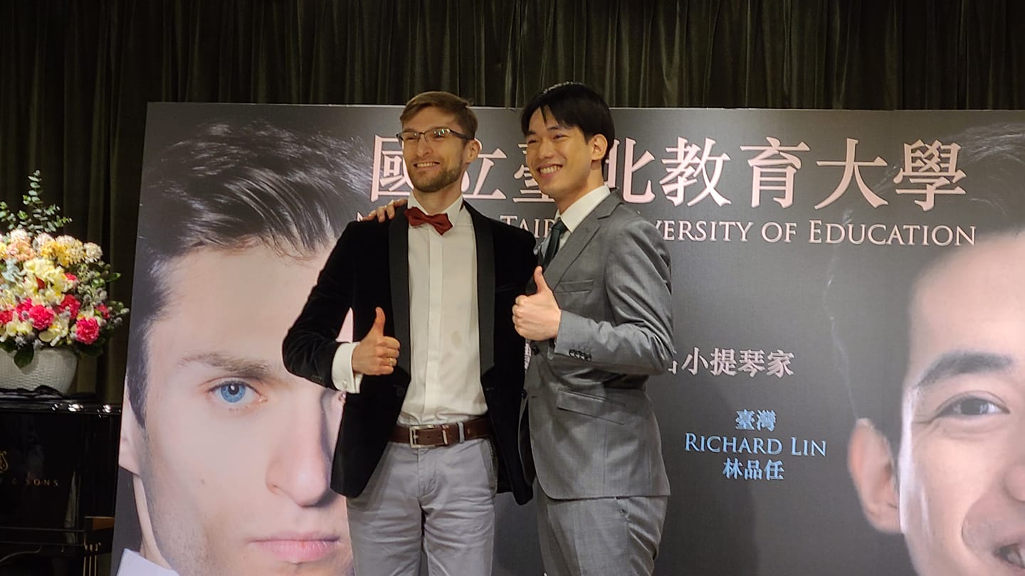 台灣小提琴之光林品任(右)以及俄國新生代炫技小提琴家列夫·索羅多夫尼可夫(Lev Solodovnikov)(左)都因為長時間無法演出的狀況下，同意出任國立台北教育大學專任教授，指導台灣年輕音樂學子。(江昭倫攝)