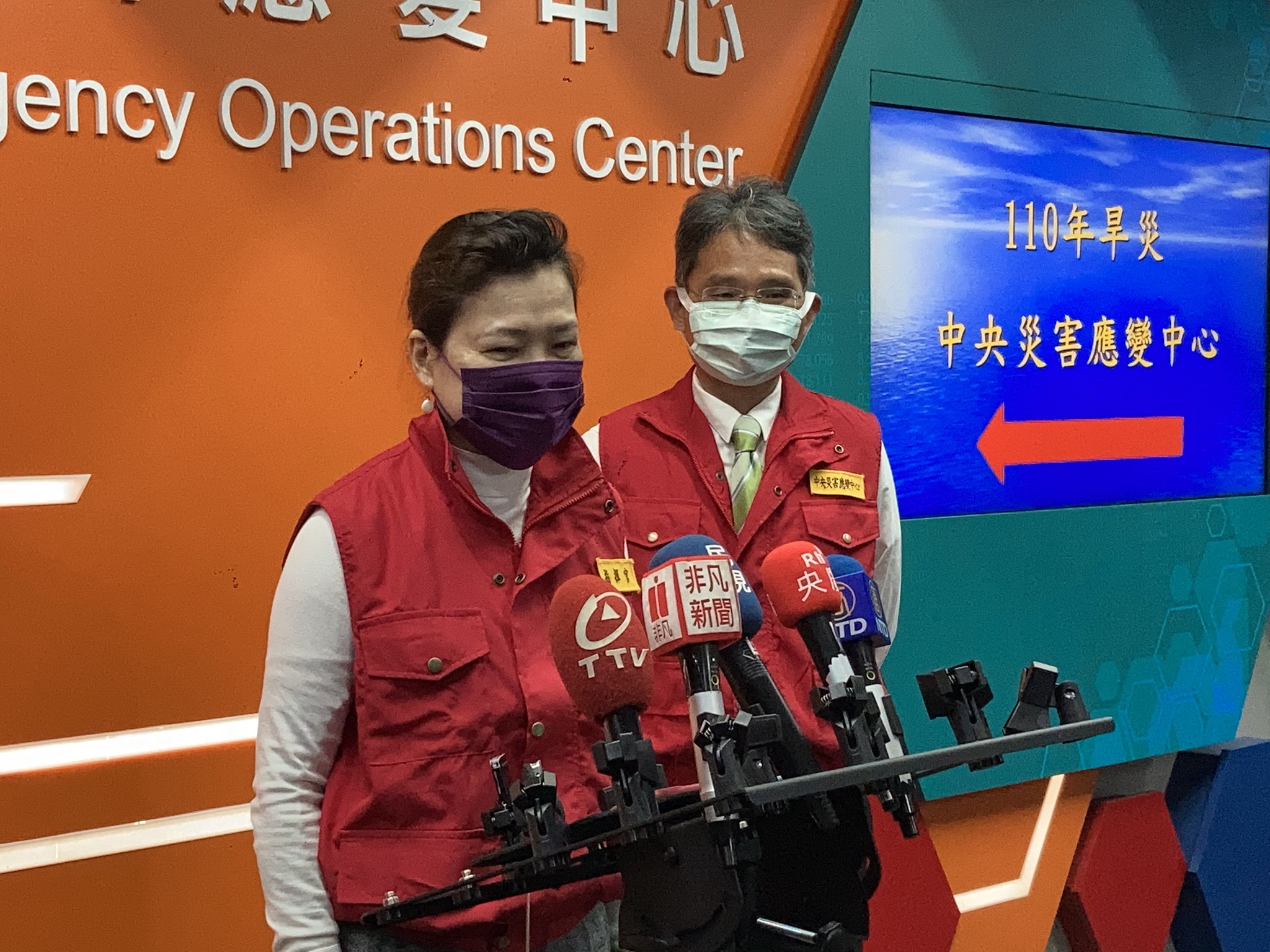 國際油價上漲，4月電價漲不漲？經濟部長王美花(左)強調要再觀察一陣子，以原油長期變動趨勢來做評估。(謝佳興 攝)