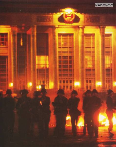 六四凌晨四時，士兵自人民大會堂衝出，一邊開火一邊推進。（六四檔案1989.6.4）