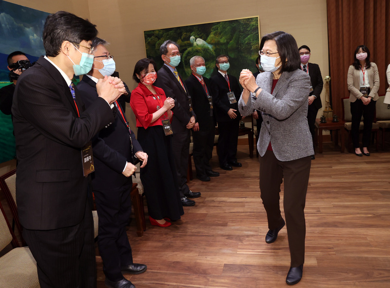 總統蔡英文（前右）18日在總統府接見2020「國家生技醫療品質獎」、「戰役特別獎」獲獎代表，並逐一向得獎人致意。 (圖：中央社)