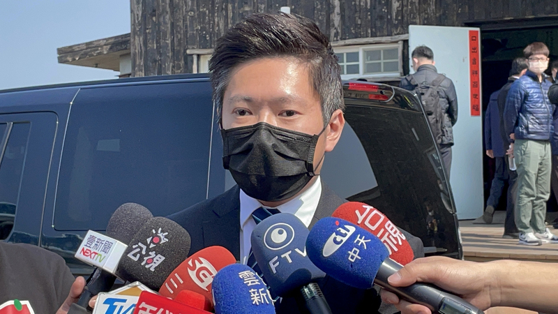 總統府發言人張惇涵19日接受媒體聯訪時表示，政府現階段目標是透過多源頭採購3000萬劑疫苗，有信心達成，並強調疫苗問題是專業科學問題，不是政治問題。 (圖：中央社)