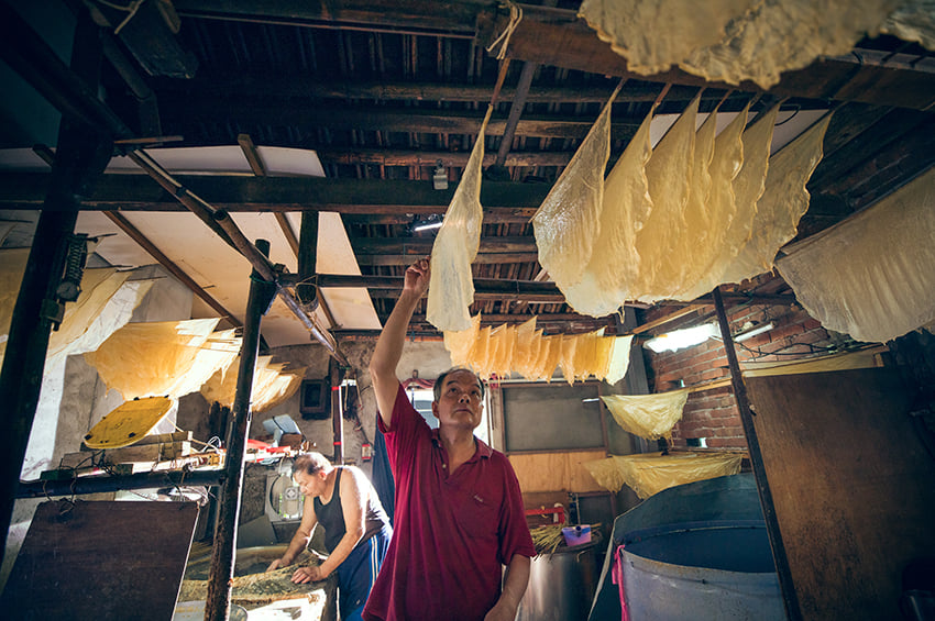 文總新一集《匠人魂》，介紹位於鶯歌、經營百年的永順豆皮店第二代傳人蘇水木師傅與蘇鴻義兩兄弟，挖掘百年手工豆皮店故事。(文總提供)
