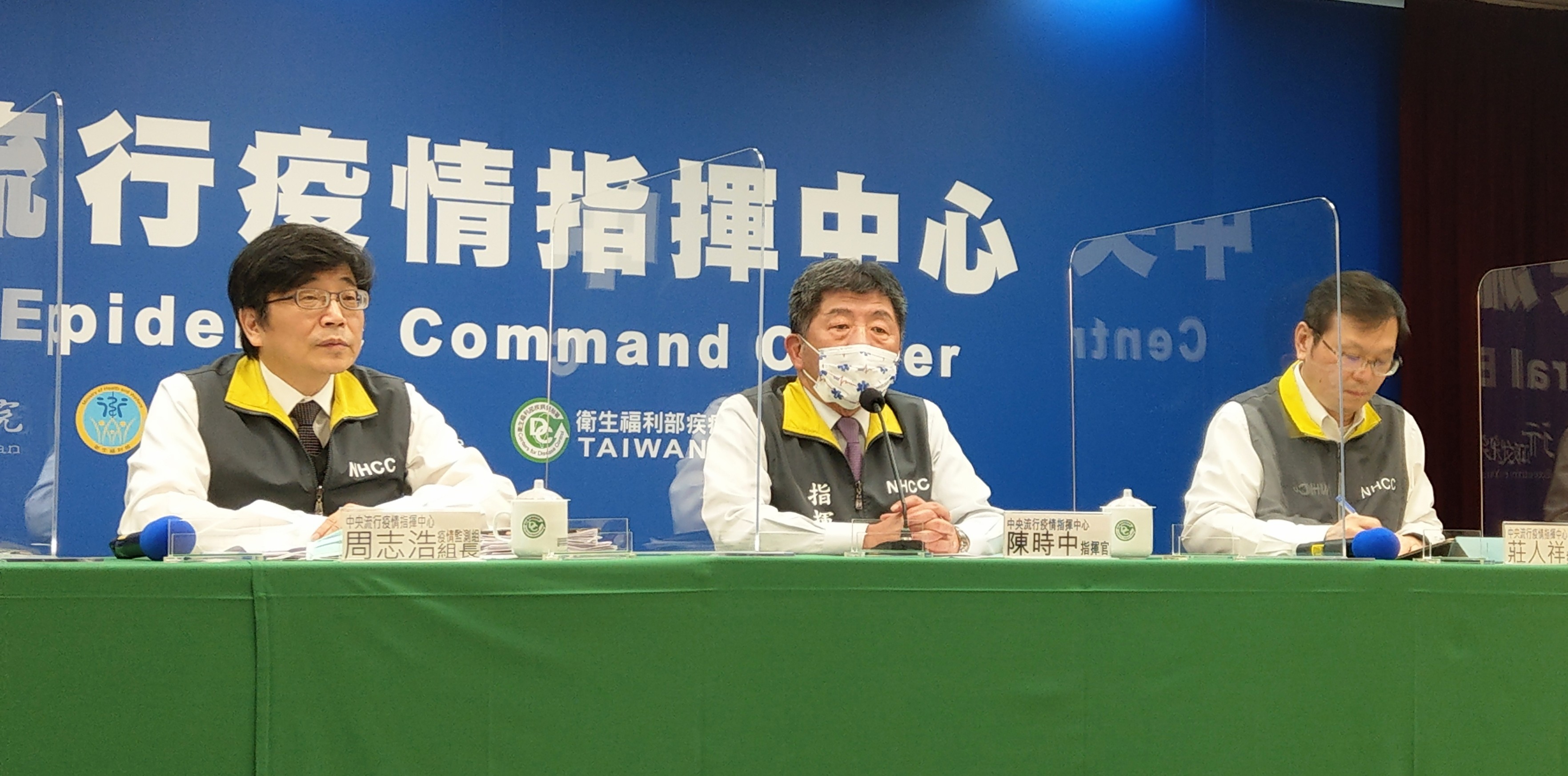 對於桃園市長鄭文燦指國產疫苗6月可供貨，陳時中(中)19日表示是相對正確的訊息。(劉品希 攝)