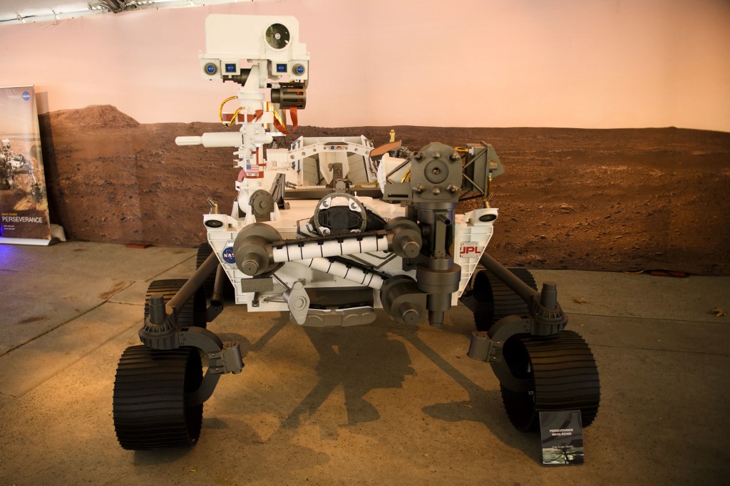 美國太空總署最先進火星探測車「毅力號」(Perseverance)一比一模型。(AFP)
