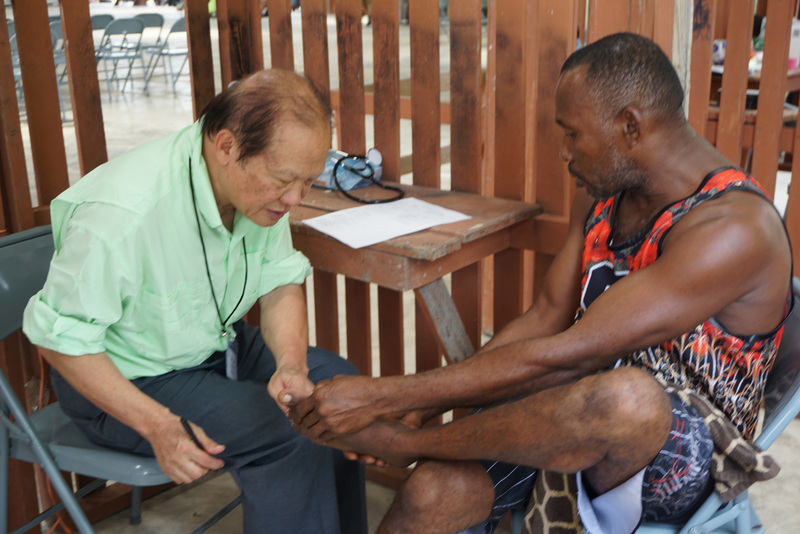 走過復興空難6年，77歲的金門醫師劉兆輝（左），不但到貝里斯義診，還在當地設立醫院。照片攝於107年6月間。 (圖：中央社)
