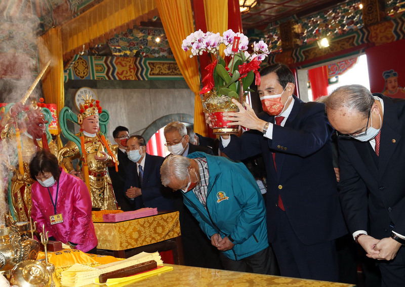 前總統馬英九（右2）20日上午到指南宮出席「玉皇上帝聖誕禮斗大法會圓斗典禮」，參拜祈福。 (圖：中央社)
