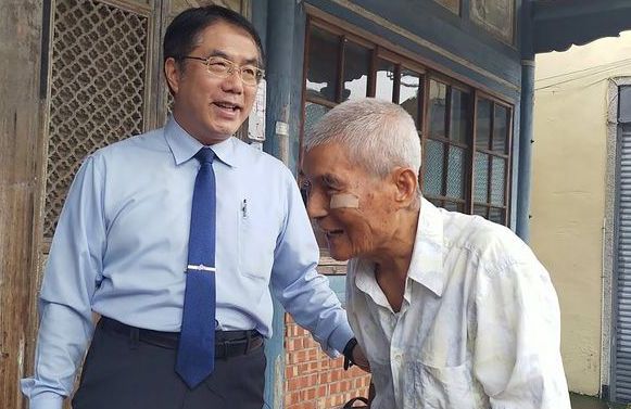人稱「崑濱伯」的黃崑濱（右）為台南市後壁區農民，為紀錄片「無米樂」主角之一，並獲聘為總統府國策顧問。台南市長黃偉哲（左）20日證實，黃崑濱下午於住家過世，享耆壽92歲。（台南市長黃偉哲提供） (圖：中央社)