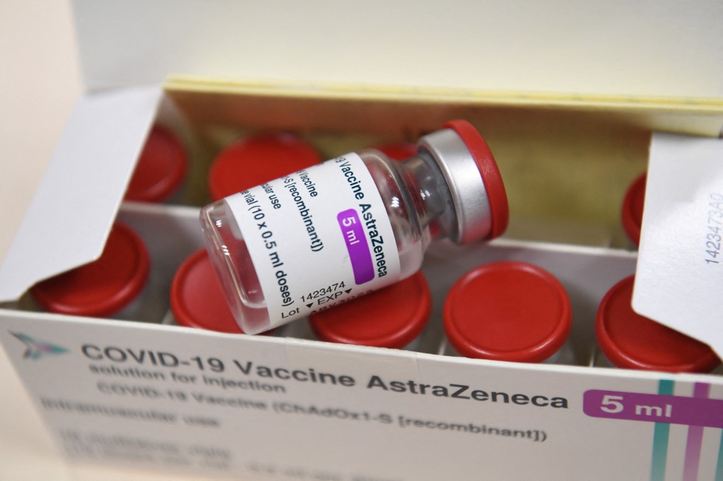 由英國藥廠阿斯特捷利康(AstraZeneca)和牛津大學(Oxford University)開發的COVID-19 疫苗。(AFP)