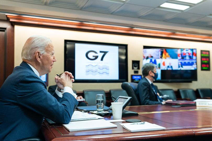 圖為美國總統拜登間參與G7峰會視訊會議。(圖:拜登臉書)
