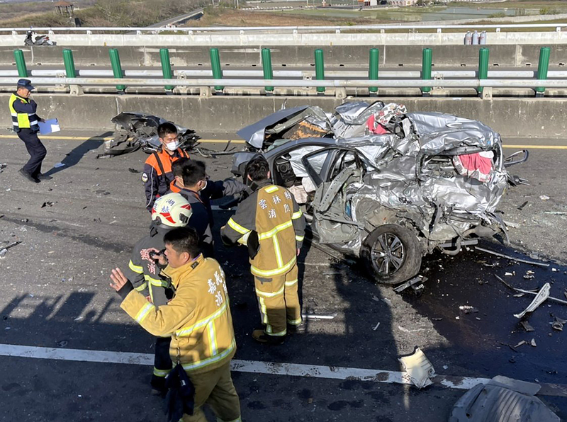 台61線西部濱海快速公路昨天因濃霧、視線不佳，發生連環車禍，交通部長林佳龍22日召集兩次會議，敲定西濱增設能見度儀(濃霧偵測器)、完成設置前加強巡查等六大道安改善計畫。（嘉義縣消防局提供） (圖：中央社)