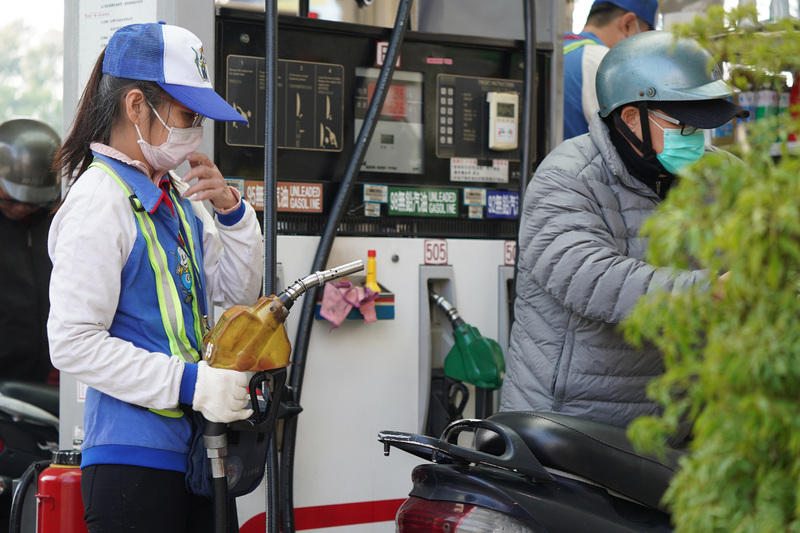 民進黨「正國會」立委聯合呼籲7月取消夏季電價，並且凍漲油價。 (資料照/中央社)