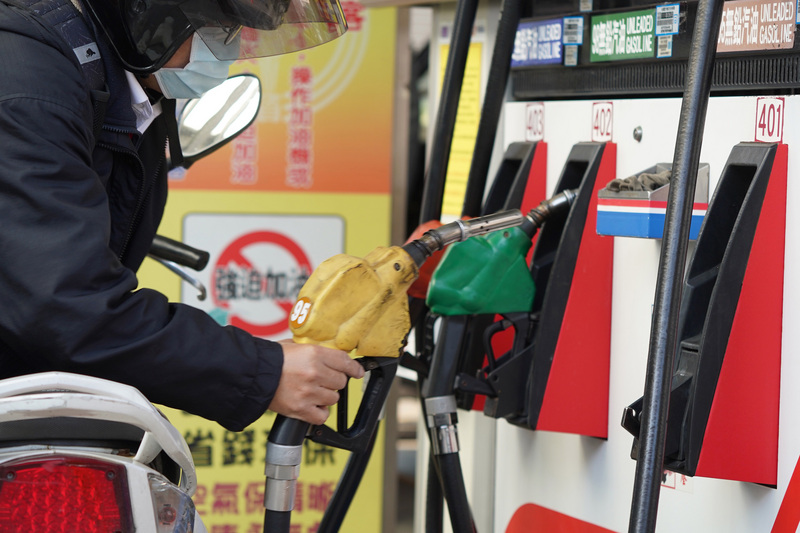 因應油價波動劇烈，中油加大油價平穩吸收漲幅至50%，不過7日凌晨零時起，汽、柴油仍各調漲新台幣0.6元。圖為消費者前往加油站自助加油。 (圖：中央社)