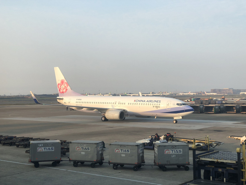 中華航空公司台北往返仰光救援班機21日傍晚搭載82人返抵國門。 (圖：中央社)