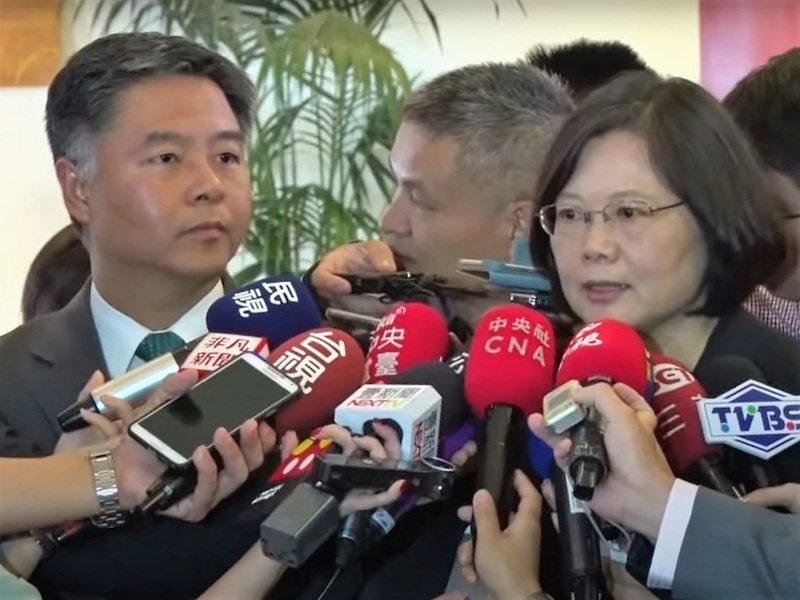 現任總統蔡英文2015年間曾以總統參選人的身分訪美，與新科聯邦眾議員劉雲平（左）見面。（丘繼聰提供） (圖：中央社)