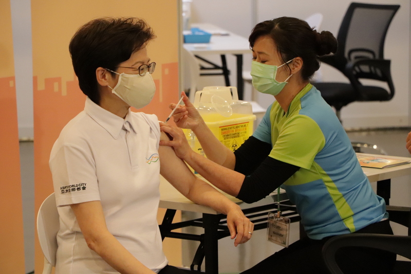 香港特首林鄭月娥（左）及各決策官員上月率先接種科興新冠疫苗。 (圖：中央社檔案照片)