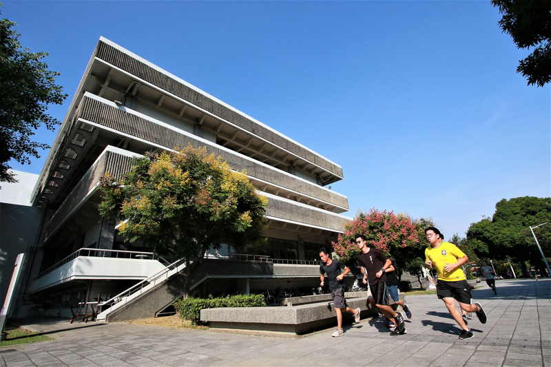 永豐銀行攜手成功大學，在成大自動繳費機導入永豐行動支付服務，9月正式開學後，即可透過行動支付系統繳交學雜費。圖為成大學生校園活動情形。（成功大學提供） (圖：中央社)