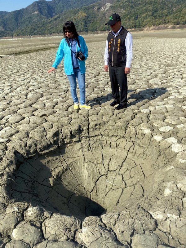 近期曾文溪河床乾裂成塊狀，有民眾在曾文水庫上游的嘉義縣大埔鄉湖濱公園旁拍到最大有直徑逾2公尺的大小坑洞，讓地方民眾嘖嘖稱奇。（鄭榮文提供） (圖：中央社)
