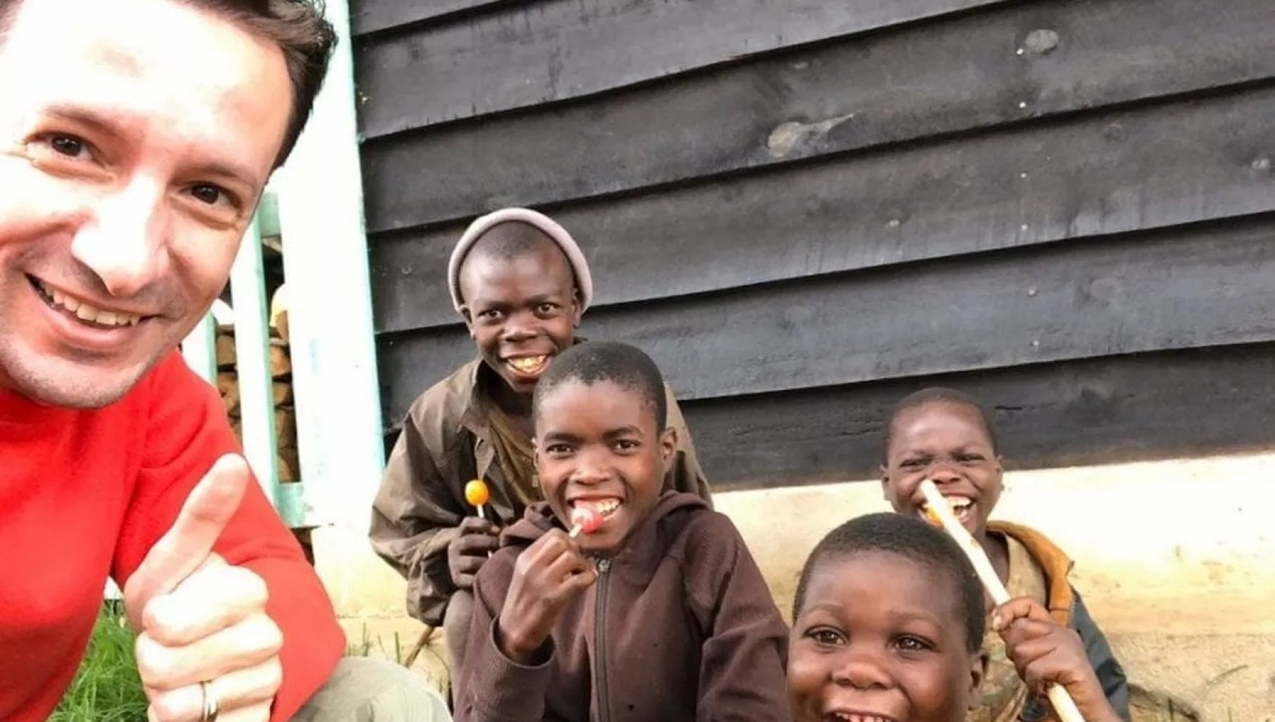 聯合國世界糧食計畫署(WFP)22日發表聲明說，他們的一個車隊在剛果民主共和國東部動盪的北基伍省(North Kivu)執行任務時遭到開槍攻擊，導致義大利駐民主剛果大使阿塔納西奧(Luca Attanasio)(圖左)死亡，他的護衛和駕駛也在攻擊中死亡；另外還有多人受傷。(推特)