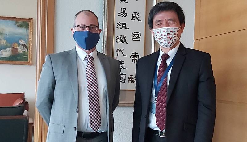 中華民國常駐世界貿易組織代表羅昌發（右）2月11日與美國駐世貿代理館長畢斯比會面，持續深化台美關係。（圖中華民國常駐世貿代表團提供） (圖：中央社)