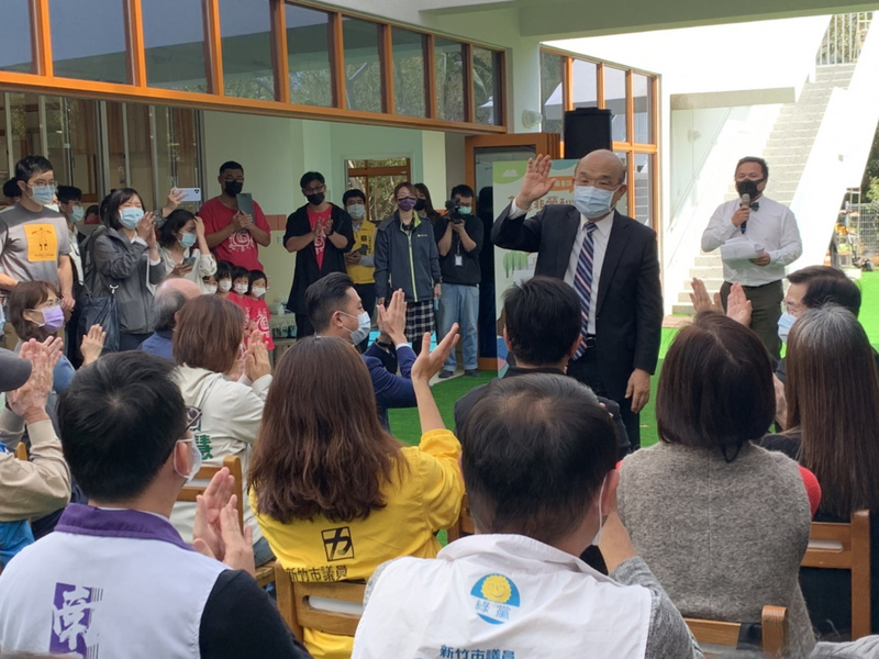 行政院長蘇貞昌（後右2）23日出席新竹市高峰非營利幼兒園啟用典禮時表示，他稱2019冠狀病毒疾病（COVID-19）為武漢肺炎，是因疫情起源於武漢，強調「這不涉及任何評價，只是有利於辨識」，不要政治操作比較好。 (圖：中央社)
