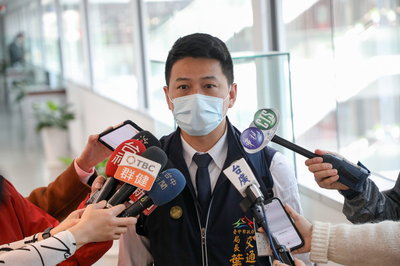台中捷運綠線列車因聯結器軸心斷裂而暫停試營運，外界關注何時可以恢復通車。台中市交通局長葉昭甫23日上午出席市政會議接受媒體採訪時表示，負責台中捷運施工的台北市政府，已將相關報告書送到台中市政府，目前將針對報告書召開審查。 (圖：中央社)