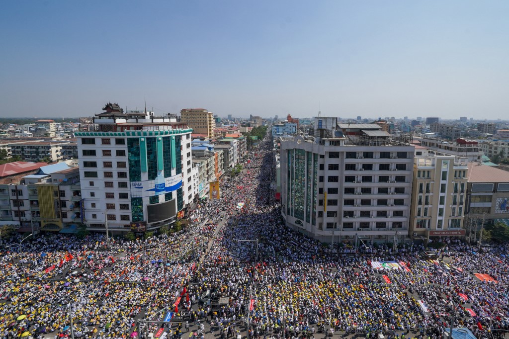 緬甸民眾22日發起「22222」全國大罷工，向30年前的「8888」民主運動致敬。瓦城中央車站週圍的道路擠滿示威人潮。(AFP)