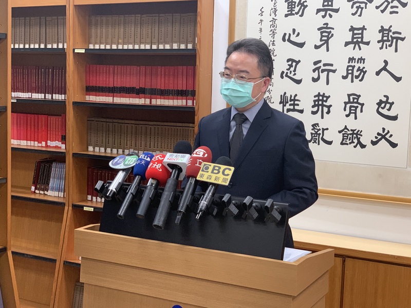鐵路警察李承翰在嘉義車站遭刺死，嘉義地院以凶嫌鄭姓男子罹患思覺失調症而判無罪，台南高分院24日認定鄭男辨識行為及控制能力未完全喪失，改判17年。圖為台南高分院刑事庭庭長陳連發說明合議庭判決理由。 (圖：中央社)