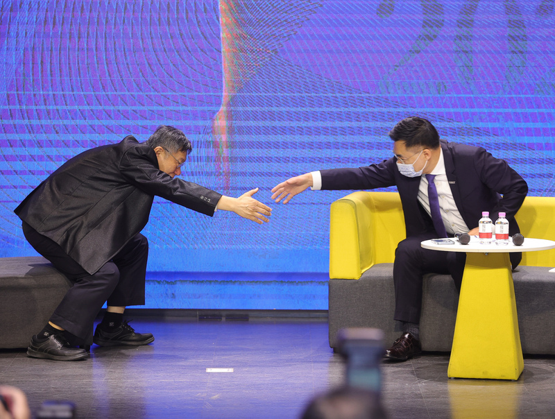 國民黨24日舉辦「願景台灣2030」第二場論壇，以「活不起的未來」為主題，聚焦居住正義、分配正義、低薪等社會議題，國民黨主席江啟臣（右）、台北市長柯文哲（左）同台出席。 (圖：中央社)