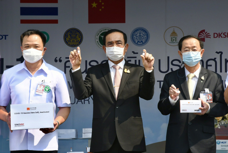 首批20萬劑科興疫苗24日由泰航專機從北京運抵泰國，總理帕拉育（中）和公共衛生部長阿努廷（左）到機場迎接。（泰國公共衛生部提供） (圖：中央社)