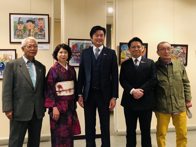 世界華人工商婦女企管協會日本關西分會長洪麗華（左2）與台北駐大阪經濟文化辦事處長李世丙（中）23日出席「台灣學校古典藝術作品日本巡迴展」和「台灣小學校作品特別展」。 (圖：中央社)