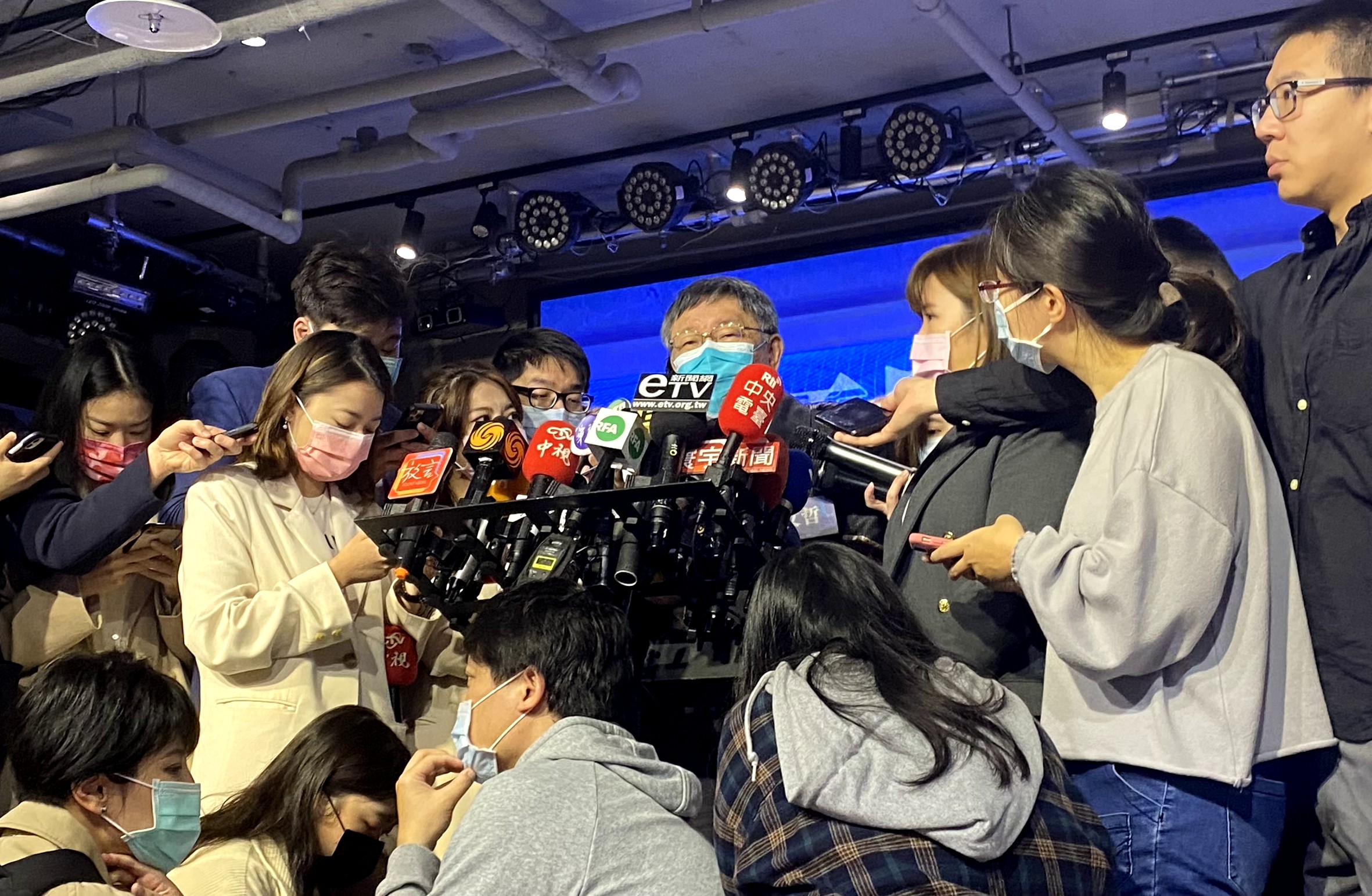 台北市長柯文哲24日參加國民黨論壇前，接受媒體訪問。(林詠青 攝)