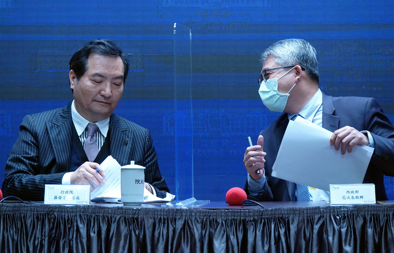 行政院會後記者會25日在新聞中心舉行，政務委員兼發言人羅秉成（左）、內政部次長花敬群（右）在會中交換意見。 (圖：中央社)