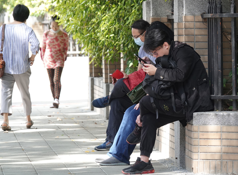 行政院主計總處22日公布3月失業率3.67%，月降0.03個百分點，季調後失業率為3.72%，為近13個月來最低水準。(圖：中央社)