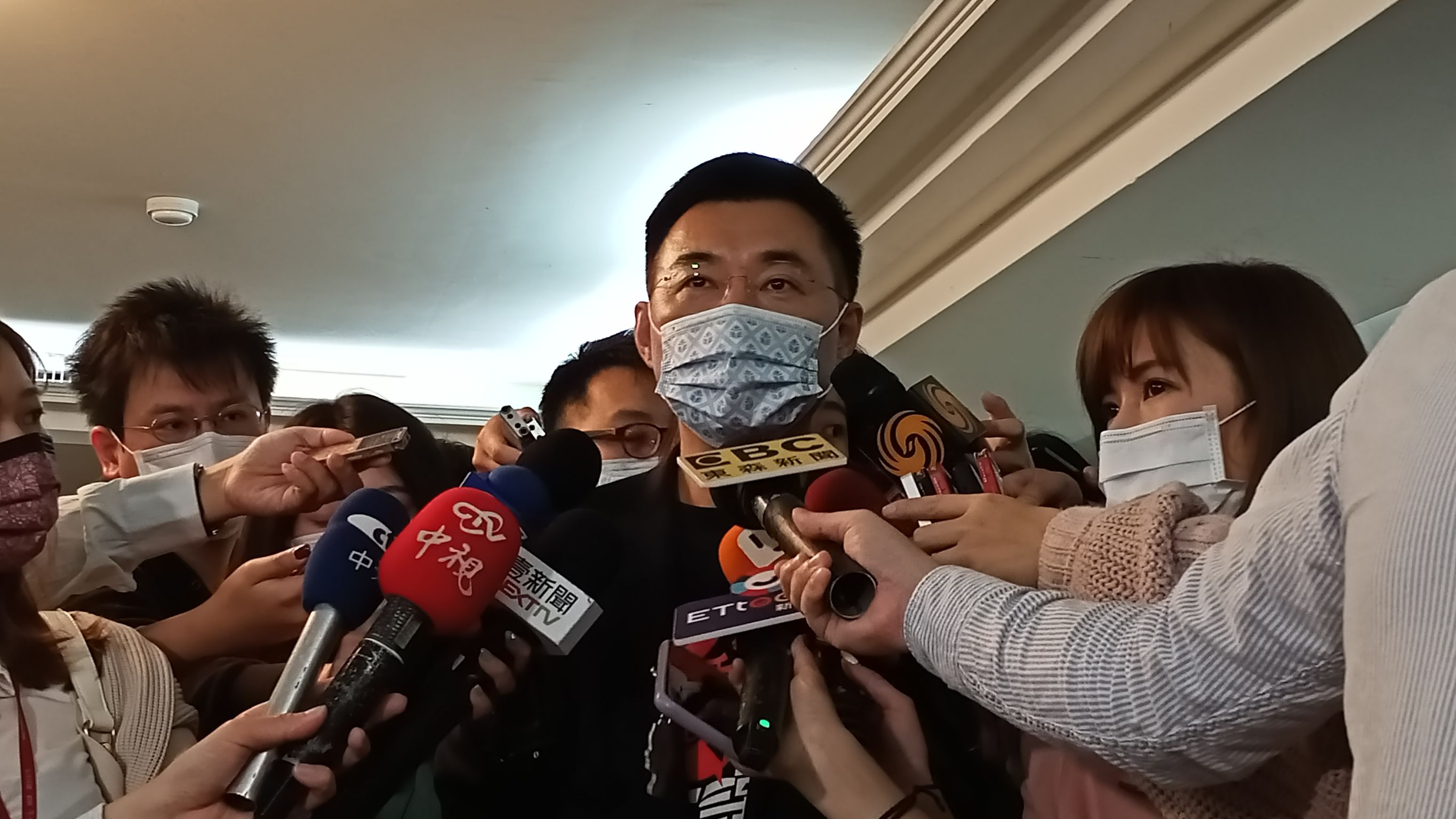 柯江同台引發黨內「倒江」聲浪，國民黨主席江啟臣25日表示，論壇籌備過程溝通有瑕疵，會檢討。(王韋婷攝)