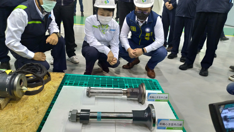 圖為台中市長盧秀燕（中）上月26日前往中捷綠線北屯機廠，查看列車更換的相關零件。 (圖：中央社)
